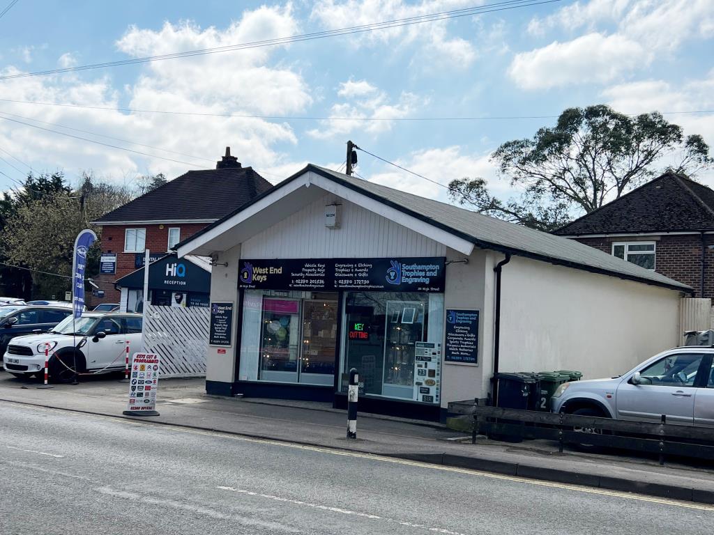Lot: 92 - FREEHOLD COMMERCIAL INVESTMENT - Lock up shop for investment west end high street southampton